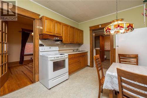 716 5Th Avenue E, Owen Sound, ON - Indoor Photo Showing Kitchen With Double Sink