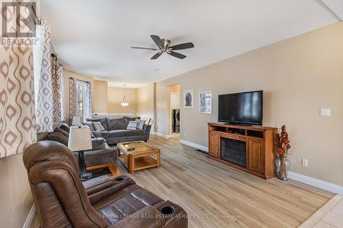 174 White Sands Way, Wasaga Beach, ON - Indoor Photo Showing Living Room