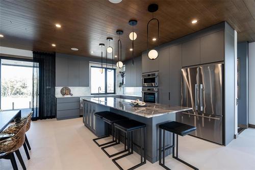 2 Woodland Lane, Headingley, MB - Indoor Photo Showing Kitchen With Upgraded Kitchen