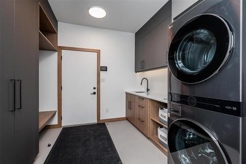 2 Woodland Lane, Headingley, MB - Indoor Photo Showing Laundry Room