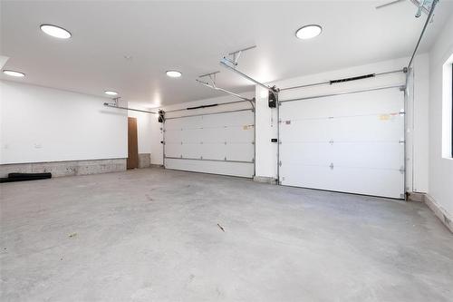 2 Woodland Lane, Headingley, MB - Indoor Photo Showing Garage