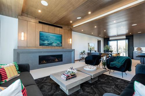 2 Woodland Lane, Headingley, MB - Indoor Photo Showing Living Room With Fireplace