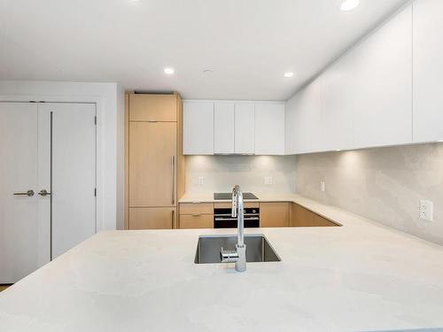 901-1100 Yates St, Victoria, BC - Indoor Photo Showing Kitchen With Upgraded Kitchen