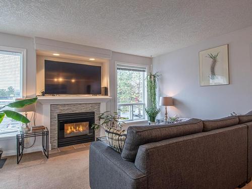 304-2310 Trent St, Victoria, BC - Indoor Photo Showing Living Room With Fireplace