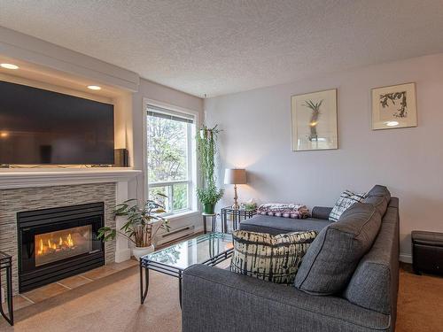 304-2310 Trent St, Victoria, BC - Indoor Photo Showing Living Room With Fireplace