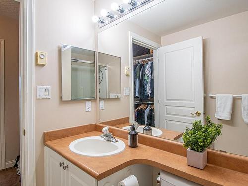 304-2310 Trent St, Victoria, BC - Indoor Photo Showing Bathroom