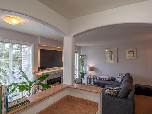 304-2310 Trent St, Victoria, BC - Indoor Photo Showing Living Room