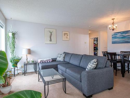 304-2310 Trent St, Victoria, BC - Indoor Photo Showing Living Room