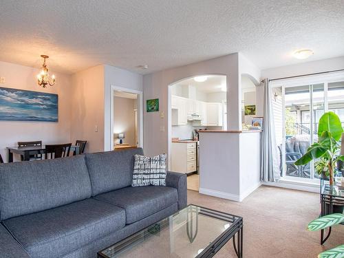 304-2310 Trent St, Victoria, BC - Indoor Photo Showing Living Room