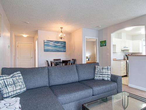 304-2310 Trent St, Victoria, BC - Indoor Photo Showing Living Room