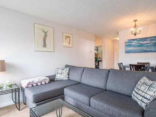 304-2310 Trent St, Victoria, BC - Indoor Photo Showing Living Room