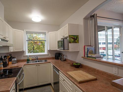 304-2310 Trent St, Victoria, BC - Indoor Photo Showing Kitchen With Double Sink