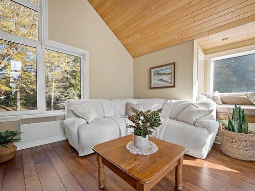 Living room - 965 Ch. Morgan, Saint-Adolphe-D'Howard, QC - Indoor Photo Showing Living Room