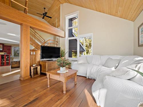 Living room - 965 Ch. Morgan, Saint-Adolphe-D'Howard, QC - Indoor Photo Showing Living Room