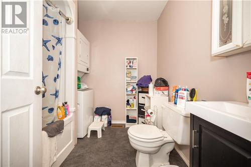 back unit bath room - 510 Miller Street, Pembroke, ON - Indoor Photo Showing Bathroom