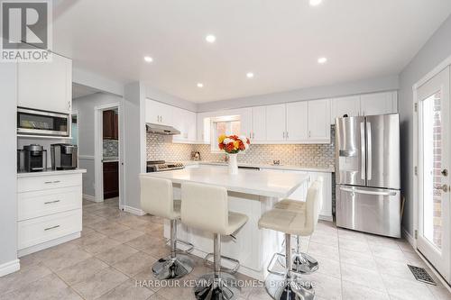 40 Mandel Crescent, Richmond Hill, ON - Indoor Photo Showing Kitchen With Upgraded Kitchen