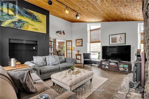 3631 Concession 2 Road, Alfred And Plantagenet, ON - Indoor Photo Showing Living Room