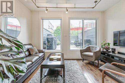 339 Mutual Street, Toronto, ON - Indoor Photo Showing Living Room