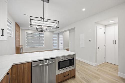 2-824 Glenwood Avenue, Kelowna, BC - Indoor Photo Showing Kitchen