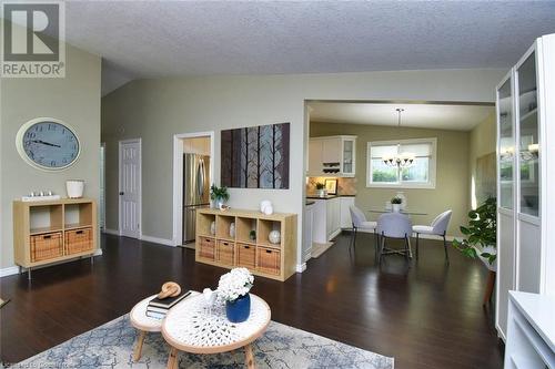 148 West 34Th Street, Hamilton, ON - Indoor Photo Showing Living Room