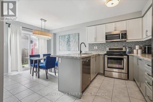 51 Gowland Drive, Hamilton, ON - Indoor Photo Showing Kitchen With Upgraded Kitchen