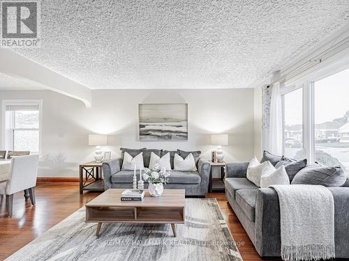 270 Highland Avenue, Oshawa, ON - Indoor Photo Showing Living Room