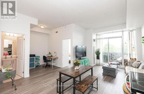 417 - 1284 Guelph Line, Burlington, ON - Indoor Photo Showing Living Room