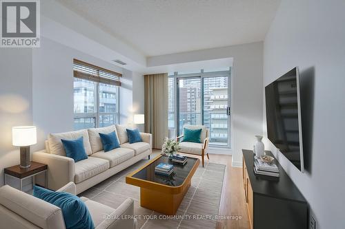 907 - 212 Eglinton Avenue, Toronto, ON - Indoor Photo Showing Living Room