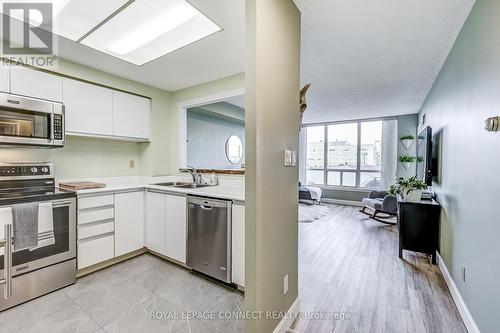 607 - 711 Rossland Road, Whitby, ON - Indoor Photo Showing Kitchen With Double Sink