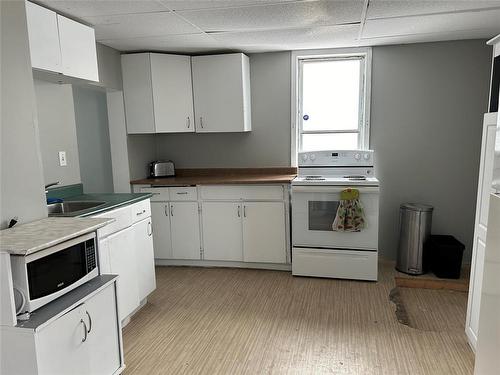 131 Atlantic Avenue, Winnipeg, MB - Indoor Photo Showing Kitchen