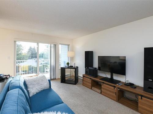 203C-698 Aspen Rd, Comox, BC - Indoor Photo Showing Living Room