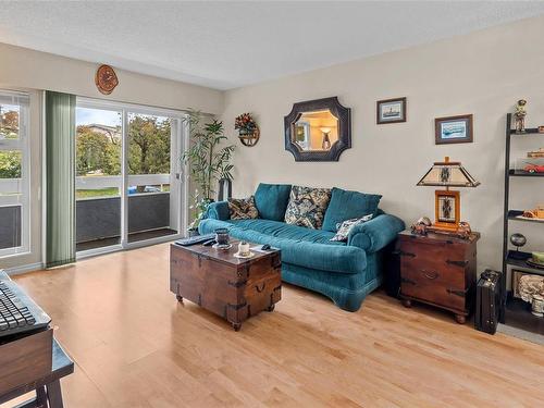 201-1537 Morrison St, Victoria, BC - Indoor Photo Showing Living Room