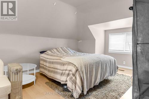 19 Barnesdale Avenue S, Hamilton, ON - Indoor Photo Showing Bedroom