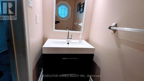 3883 Manatee Way (Main) Way, Mississauga, ON - Indoor Photo Showing Bathroom