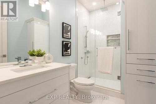 908 Bishop Place, Hamilton, ON - Indoor Photo Showing Bathroom