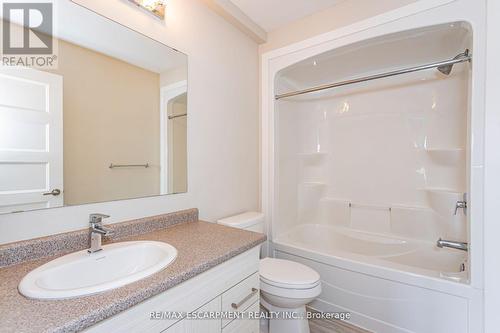 941 Manhattan Way, London, ON - Indoor Photo Showing Bathroom