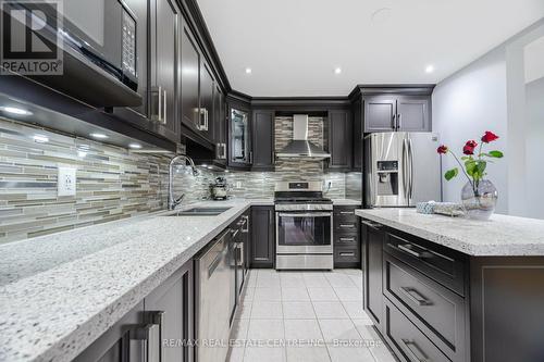 5574 Taw Avenue, Mississauga, ON - Indoor Photo Showing Kitchen With Double Sink With Upgraded Kitchen