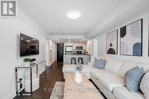 327 - 231 Fort York Boulevard, Toronto, ON - Indoor Photo Showing Living Room