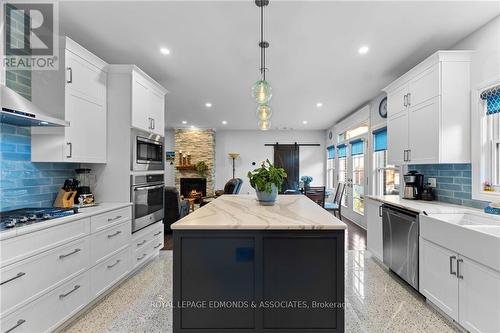 321 Centre Street, Pembroke, ON - Indoor Photo Showing Kitchen With Upgraded Kitchen