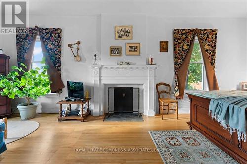 321 Centre Street, Pembroke, ON - Indoor Photo Showing Living Room With Fireplace