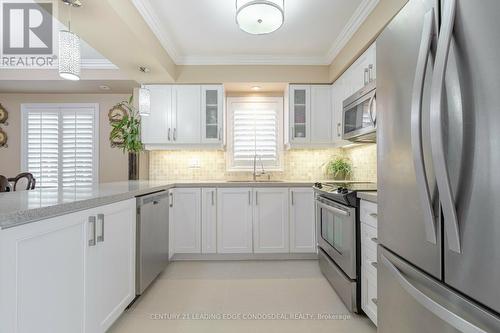 321 Landsbridge Street, Caledon, ON - Indoor Photo Showing Kitchen With Upgraded Kitchen