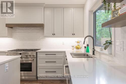 12 Scottdale Court, Pelham, ON - Indoor Photo Showing Kitchen With Double Sink With Upgraded Kitchen