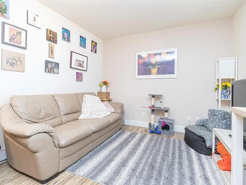 1-1731 Albert Ave, Victoria, BC - Indoor Photo Showing Living Room