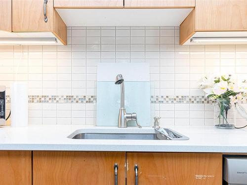 1-1731 Albert Ave, Victoria, BC - Indoor Photo Showing Kitchen