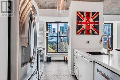 807 - 400 Wellington Street W, Toronto, ON - Indoor Photo Showing Kitchen With Upgraded Kitchen