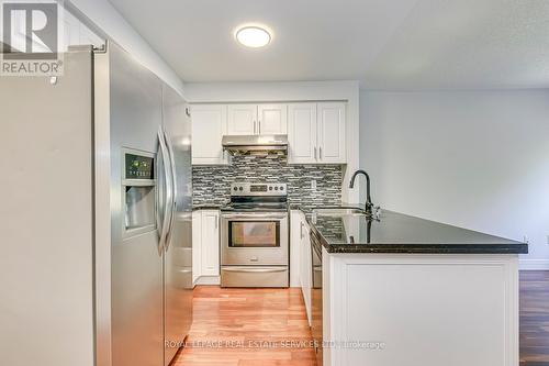 2888 Westbury Court, Mississauga, ON - Indoor Photo Showing Kitchen With Upgraded Kitchen