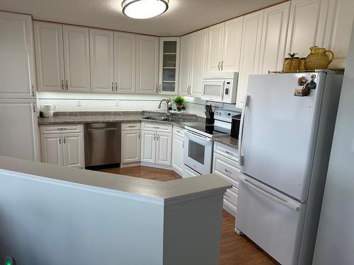 58-2022 Pacific Way, Kamloops, BC - Indoor Photo Showing Kitchen