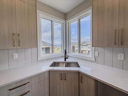 1571 Emerald Drive, Kamloops, BC - Indoor Photo Showing Kitchen