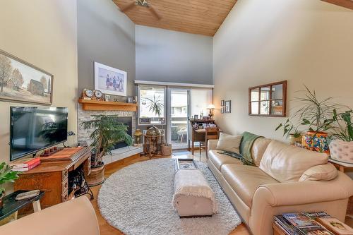 313-1056 Bernard Avenue, Kelowna, BC - Indoor Photo Showing Living Room With Fireplace