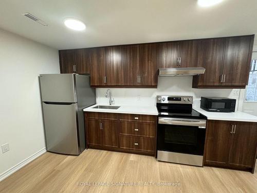 Bsmt-524 Leatherleaf Dr, Mississauga, ON - Indoor Photo Showing Kitchen